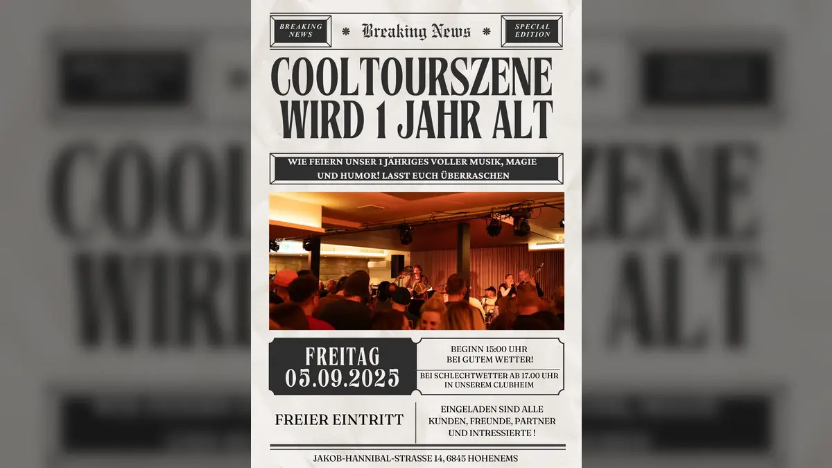 Jubiläumsplakat für 1 Jahr COOLTOURSZENE mit einer Band, die vor Publikum auftritt