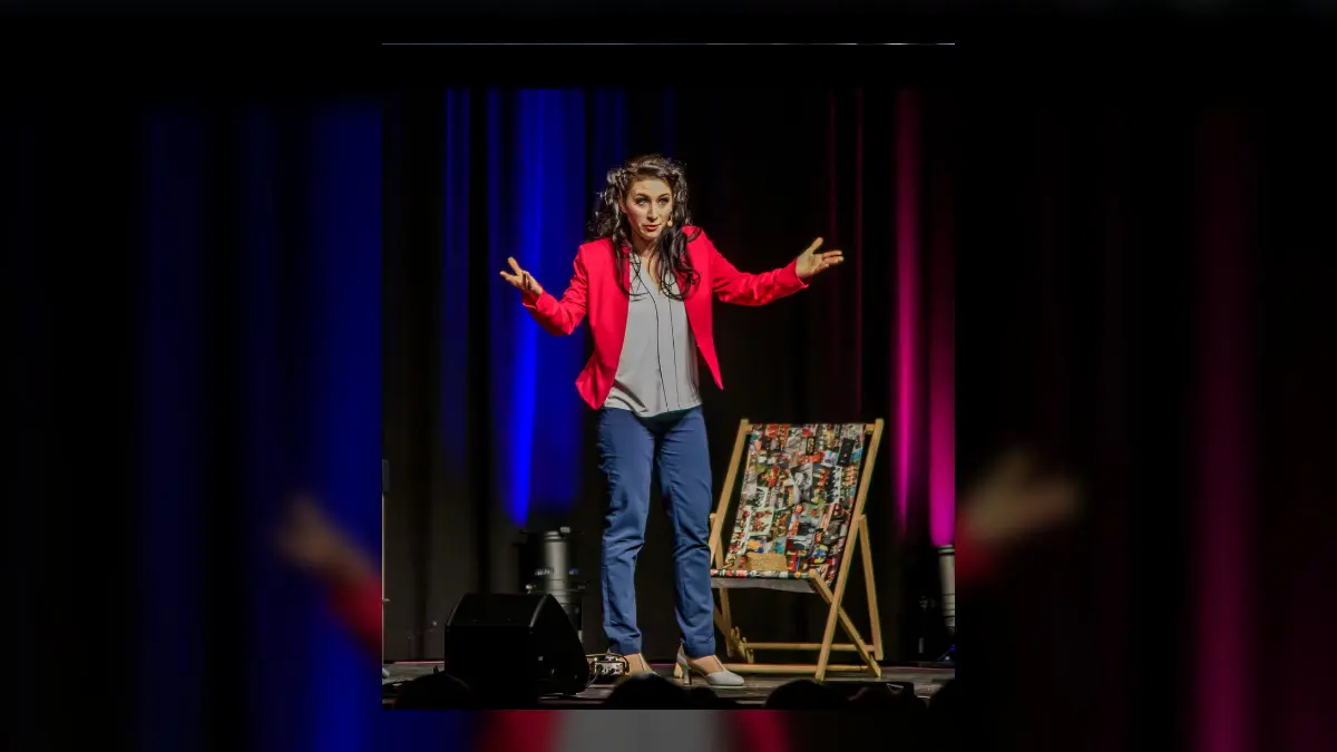 Bernadette Kizik bei ihrem Kabarett-Programm Zuckergoscherl auf der Bühne