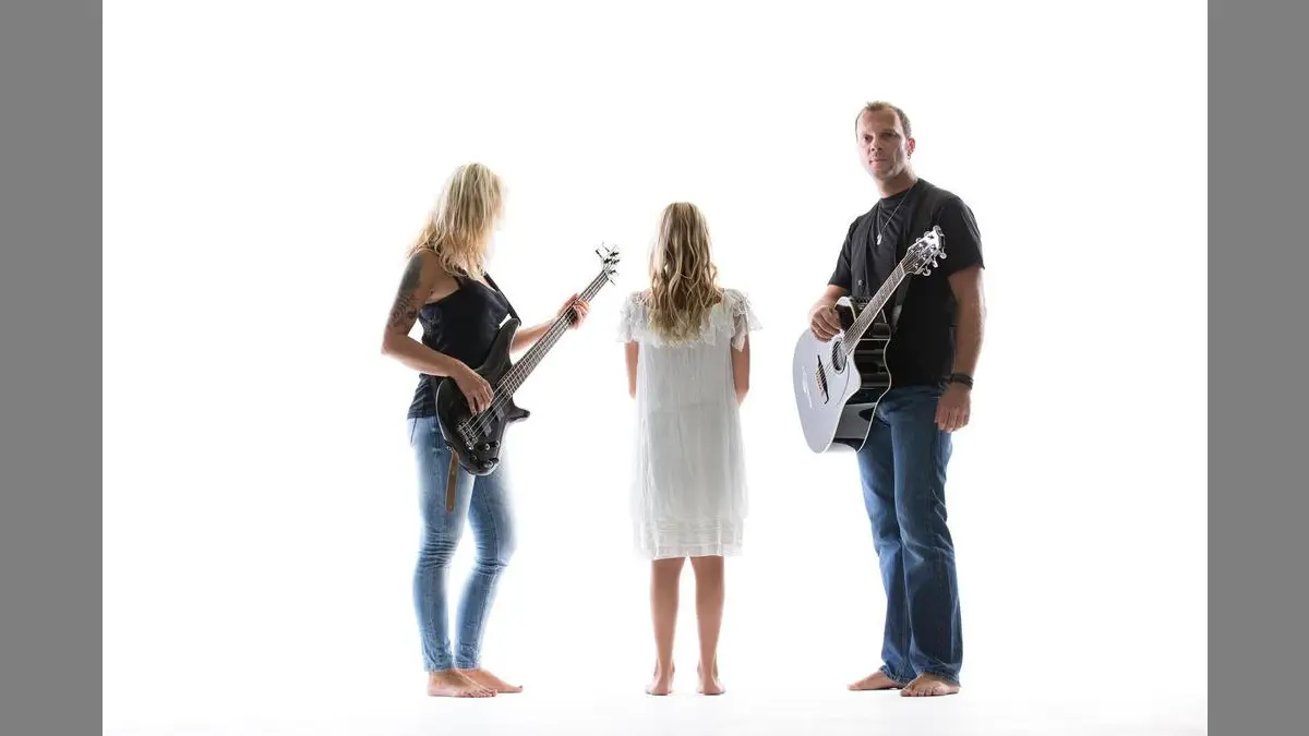 AN EVENING FOR OUR CHILDREN Charity Juke Box Konzert mit Bruce Cradle & Friends in der CoolTourSzene Hohenems